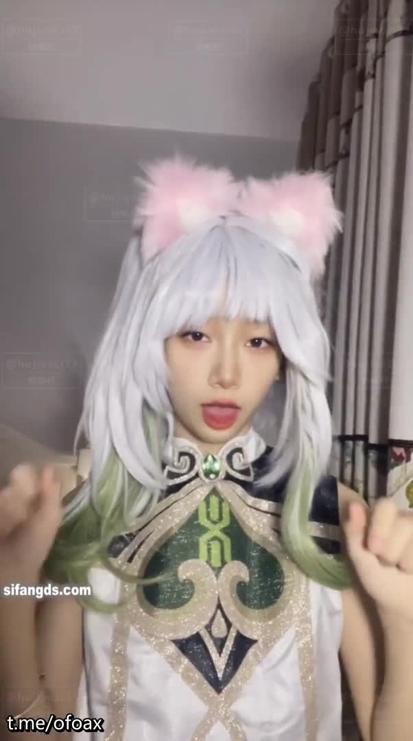 极品反差女大生04年清纯小姐姐【胡椒仔】露脸私拍，各种COSER裸体骚舞大号道具紫薇脸逼同框
