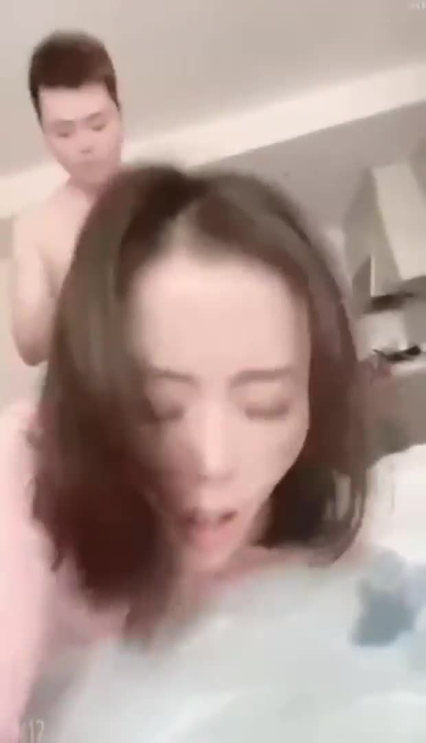 抖音熟女网红【欢欢喜喜每一天】天天在挨操中寻找快乐能不欢喜吗，吊钟巨乳骑乘位坐在大鸡吧上使劲摩擦，口交业务也是非常熟练，操完嘴在操逼，跟如此极品熟女做爱应该非常享受