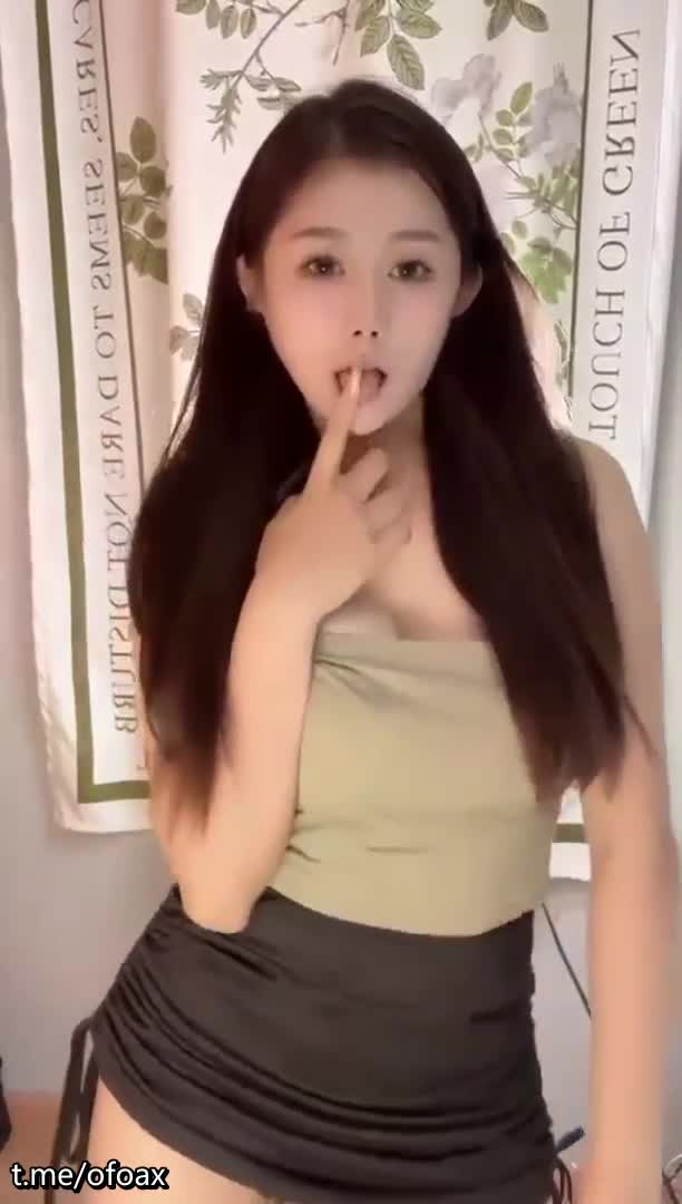 花椒颜值主播【安妍】露脸漏点，榜一定制福利骚舞，道具自慰白虎穴