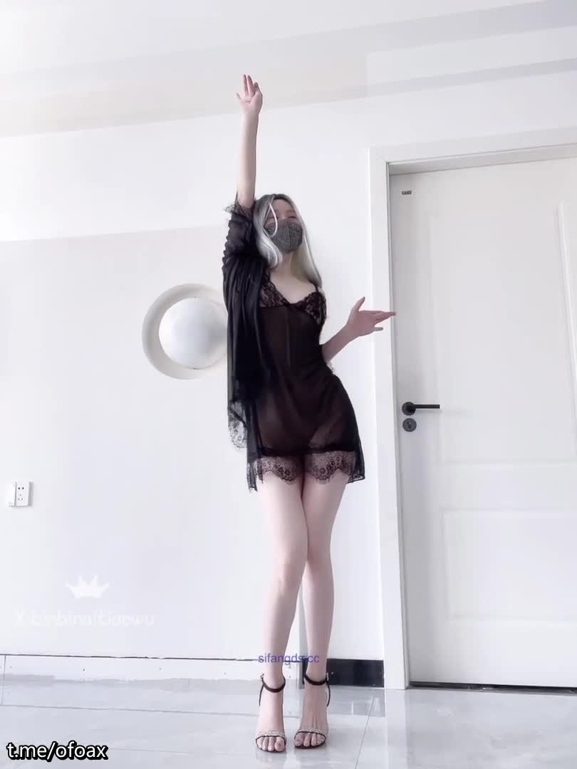 推特福利姬美女 冰冰爱跳舞 12月全新极品福利姬长腿热舞 激情裸舞