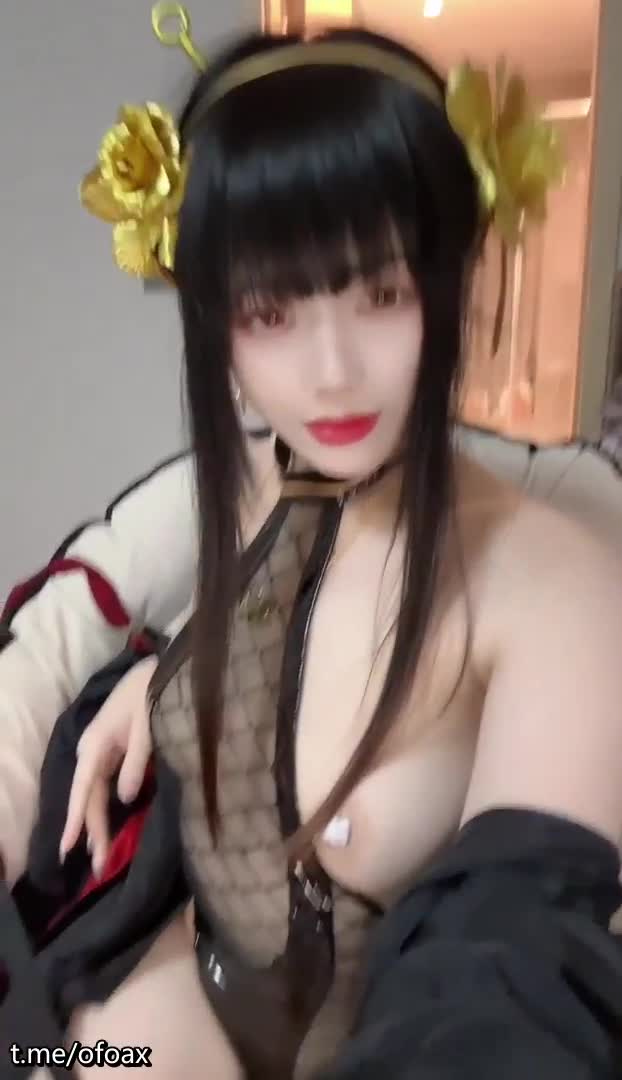 高颜值二次元嫩妹【九言】金主定制版，居家自慰，假鸡巴插穴，真实自拍无滤镜