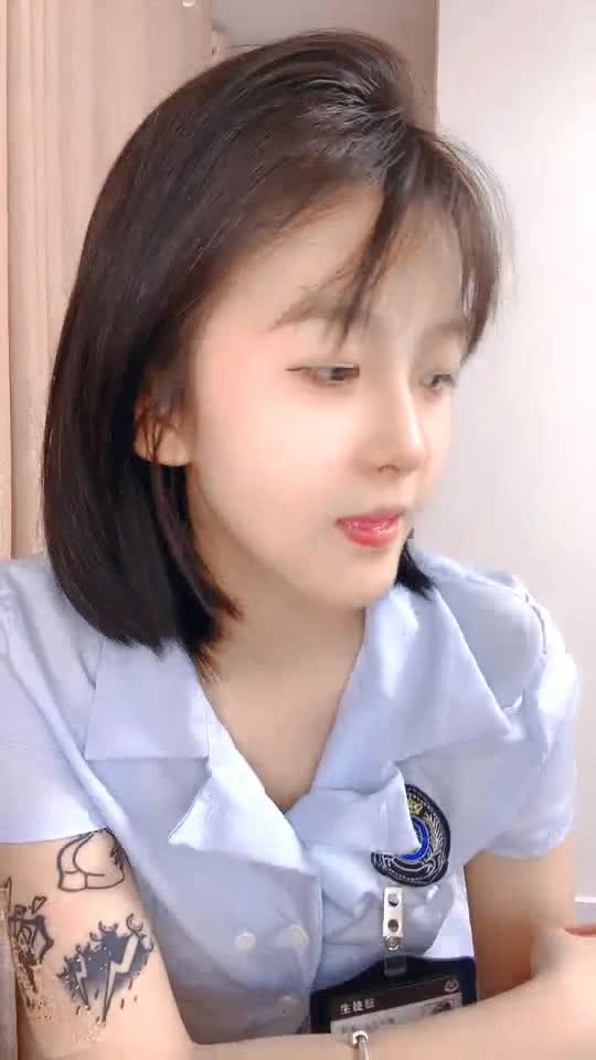颜值很高的极品妹子制服短裙脱衣艳舞诱惑，还有白丝好姐妹一起大秀直播，吃奶玩逼道具抽插淫声荡语精彩刺激