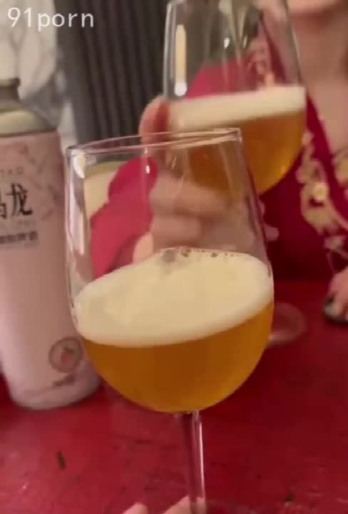 让人妻小少妇穿上汉服让我操 直接操喷水
