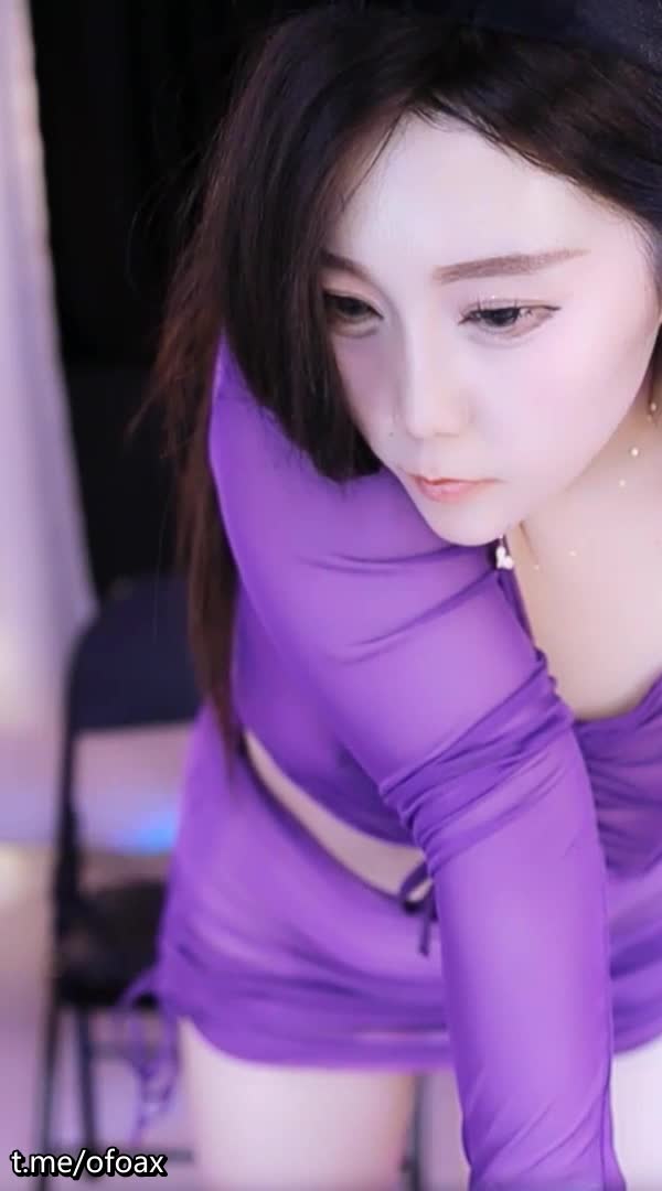 虎牙颜值嫩妹【圣语baby】裸舞天花板，各种换装露逼，表情诱惑