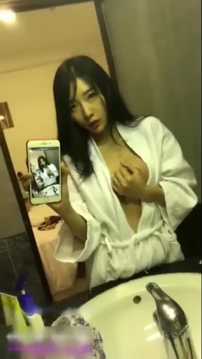 #自慰 #性感的 #辣妹 #诱惑女神①极品身材颜值的越南美女给中国大哥发的挑逗自拍