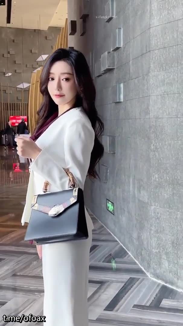 秀人网高颜值模特女神【王馨瑶】重金定制无水印福利，赤裸裸露点，喷血诱惑