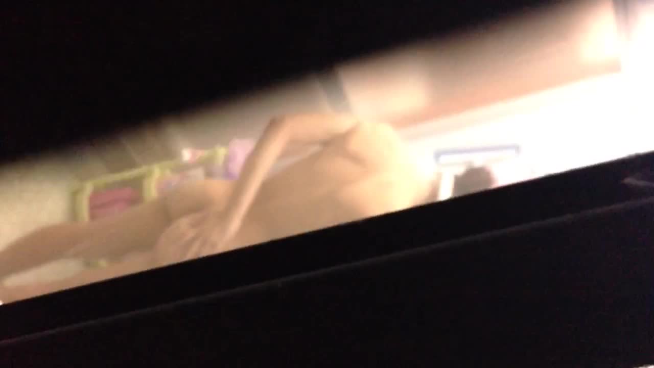 冒死爬墙偷窥对门 白白嫩嫩的美少妇洗澡
