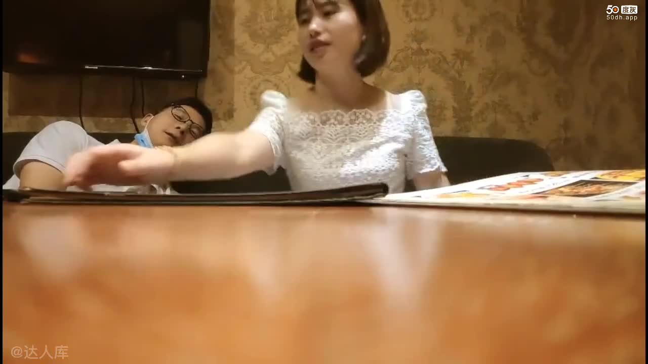 4“真实良家夫妻交换4P” 从吃饭玩牌再到床上互相交换妻子开始疯狂乱交