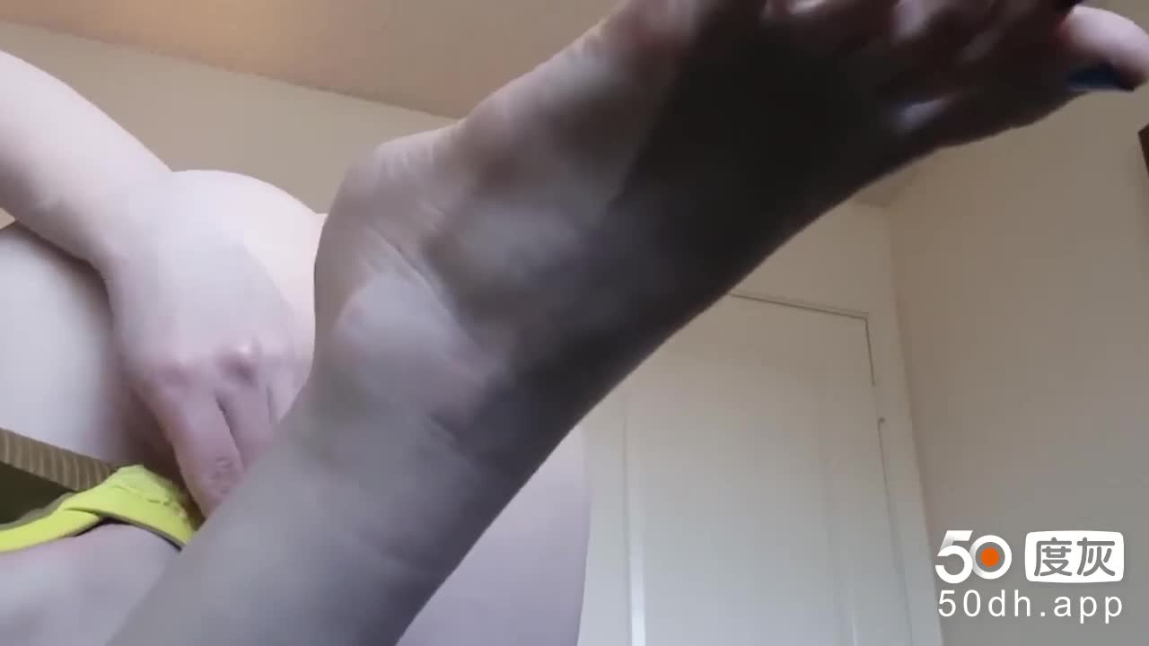 #脚恋 #居家 #欧美 #精选[足交系列]-爱上你的蓝指甲，少女玉足真的是玩一宿
