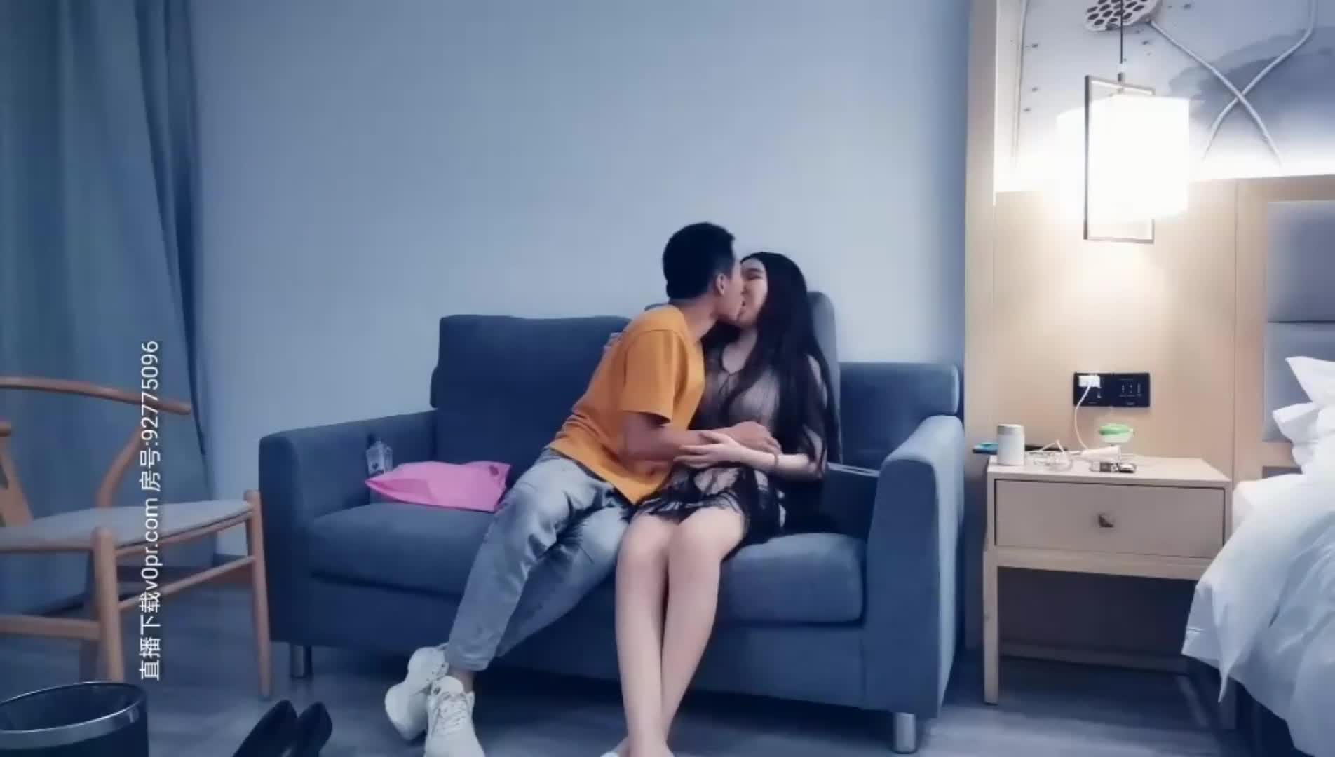#探花 大奶黑裙少妇，穿上情趣装舔弄调情上位大力猛操呻吟