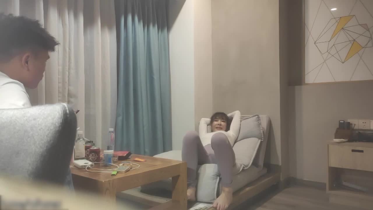 #探花 #口交 #偷拍极品探花约啪 紧身裤大奶骚女撩起衣服把脸埋进去
