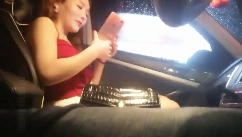 酒吧喝酒搭讪认识的齐逼短裙极品性感大美女,玩嗨后开车带到附近酒店啪啪,美女还真耐操连干2次男的都累了她还想要