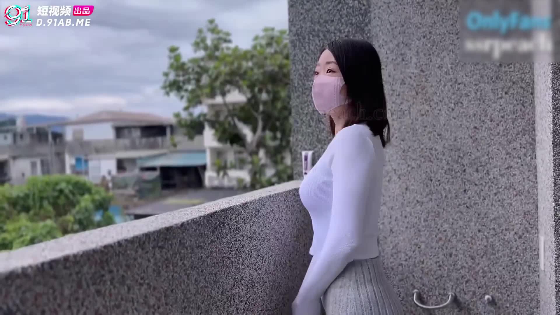 #自拍 #后入 #美乳身材丰满大翘臀 阳台后入猛怼 上位骑乘大力抽插口爆吃精