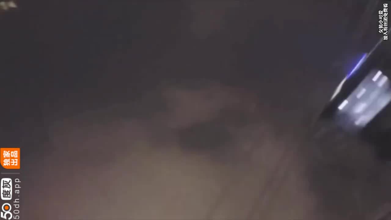 #戶外 #国产 #CD #萌妹【户外露出】路人车辆络绎不绝，路边狂撸射不停