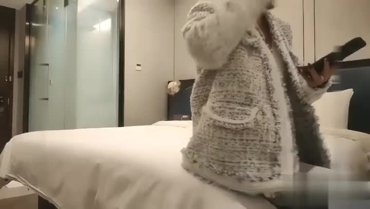 5（探花系列）约到一个短发妹，身材颜值都不错，洗个澡就开爆！