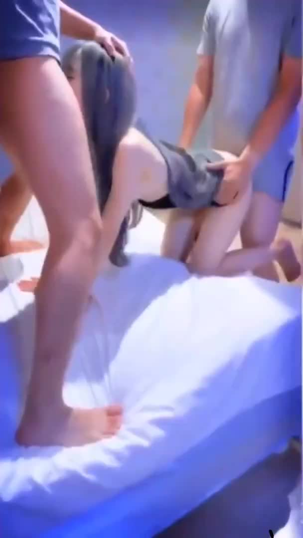 #萝莉 #反差 爆操胸小长腿拜金女,两个哥们轮番上阵,口交后入内射