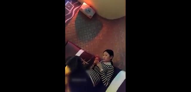 什么鬼（见）魔大人的经典作品我读书少不认识 当年很火的一个迷奸大佬美女KTV唱歌喝多了被带到酒店内裤塞嘴绑住手脚玩弄。ktv里还叫嚣来喝啊，我才喝了这点。哈哈加料了#迷奸点此查看更多
