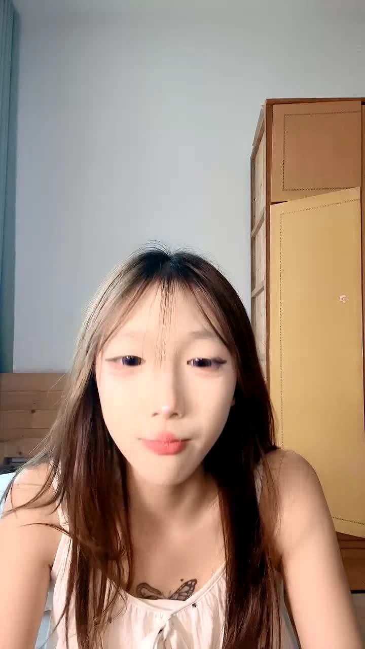 逼逼粉嫩纯情的小美女一个人直播诱惑狼友，逼毛没几根特写展示好刺激，跟狼友撩骚互动展示诱惑小舞蹈好骚啊