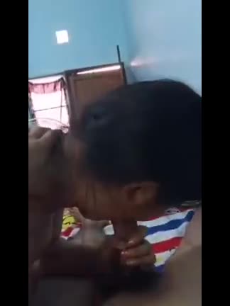 东南亚年轻的夫妻自拍流出 吞食大屌，无套猛插乱操十分刺激