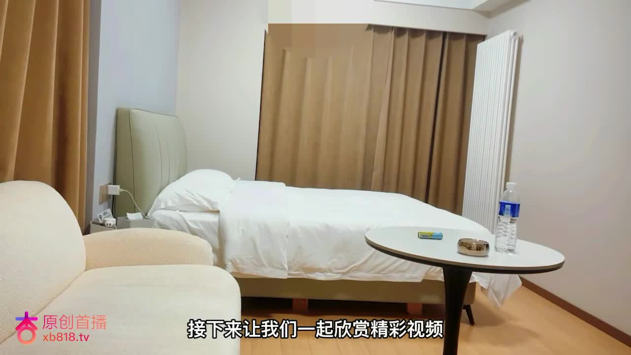 #御姐 #扣穴 #约炮网约了个看起来比较文静的小妹妹，刚下海不久还不是特别放得开，掰开双腿后看到小穴特别粉嫩，没忍住上去一顿舔