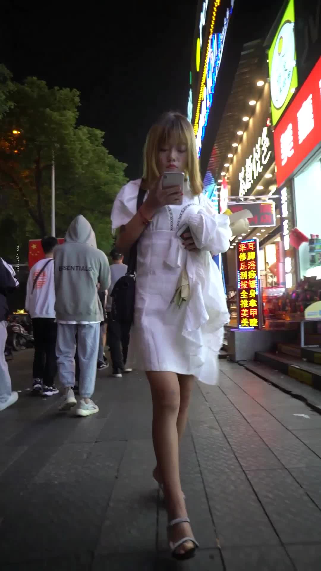 #街拍 #偷拍骚逼刚被内射完就出来逛街 太牛逼了 主人的任务吗？