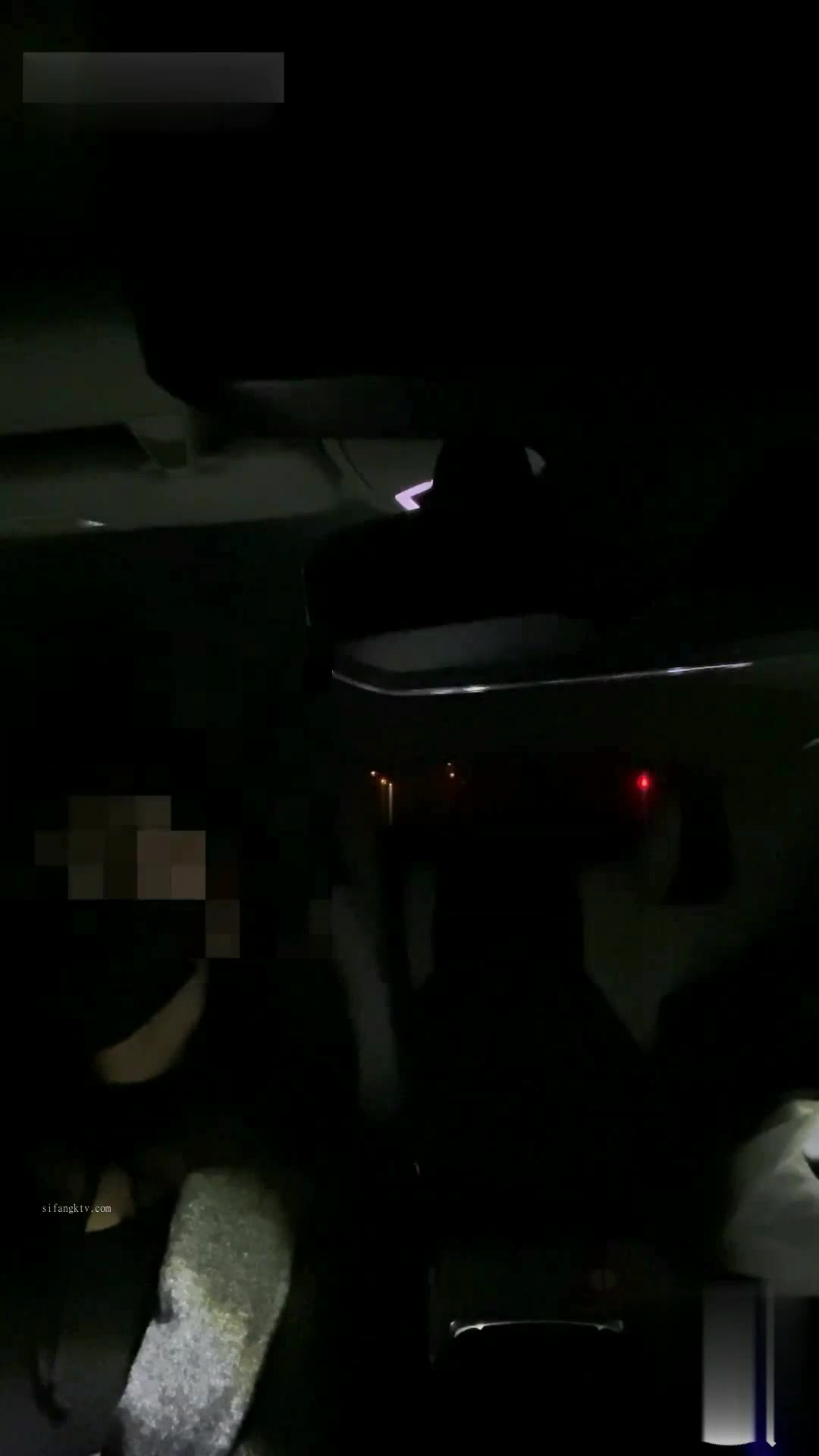 大神坐飞机搭讪认识的00后空姐，下机约出来吃饭酒吧潇洒趁机下催情葯，逼老紧了点此查看更多