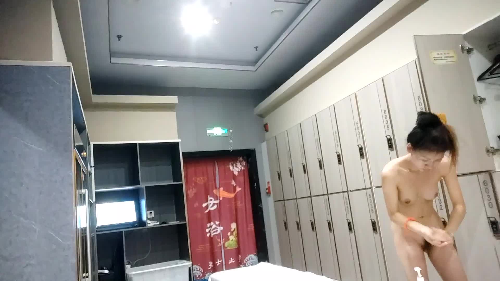 大众浴室内部员工偷拍 几位白白嫩嫩的美少妇脱光光去洗澡