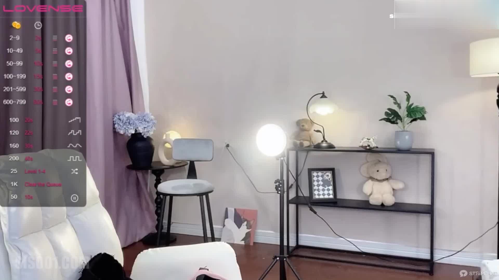 Stripchat】这馒头嫩穴简直要舔爆！三十分钟不到潮吹了三次，直喷到头发上！超可爱长腿甜心少女「Hahaha」激情自慰