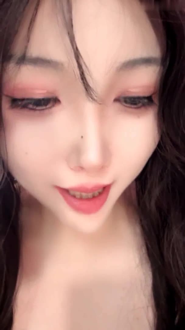重磅！宝藏女神 全网第一美 圆润丰满 隔着内裤喷水虽然没有露 但绝对诱惑 跳蛋震动爽的隔着内裤喷了 小表情诱惑太到位了！#coco