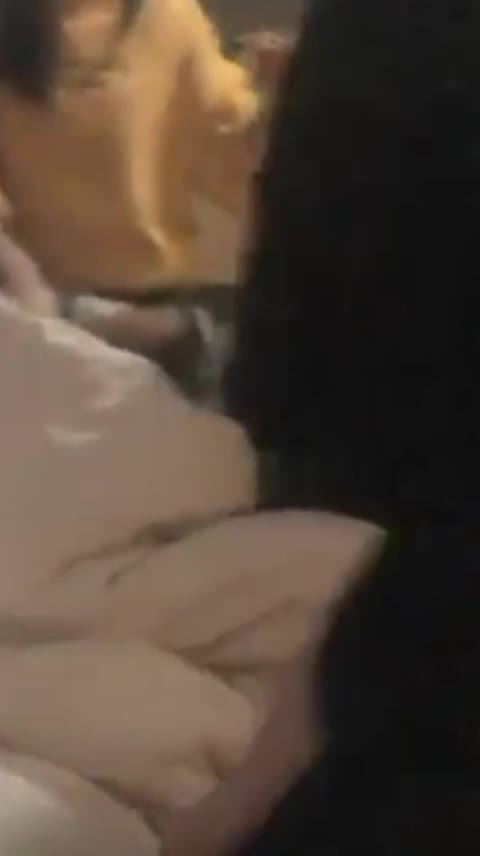 我操 关系真乱 一群男女酒店喝酒 失恋女醉酒中半梦半醒被强奸真是苍蝇不叮无缝蛋啊