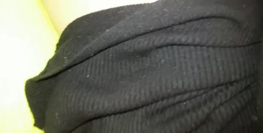 #偷拍 送醉酒的美女同事回家 偷偷的玩了一下她的鲍鱼 不敢操点此查看更多