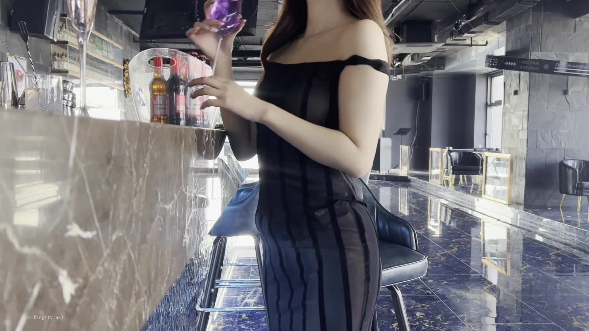 酒吧喝醉捡尸刚扒开裤子发现竟有贞操裤 螺丝刀都不好使 只好用嘴解决#阿朱 #剧情