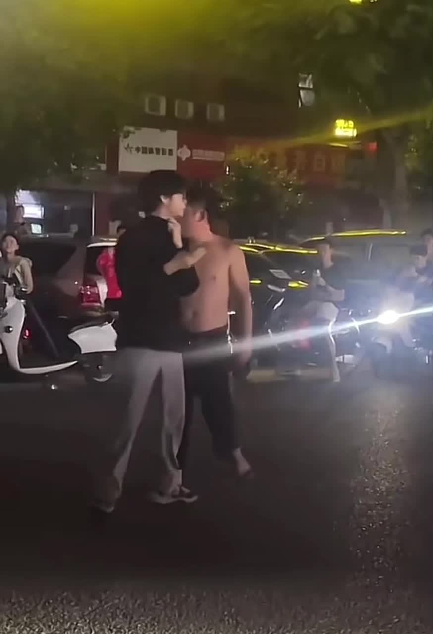 #南宁一男子醉酒挑事被群殴，还扬言要杀人全家，被警察带走