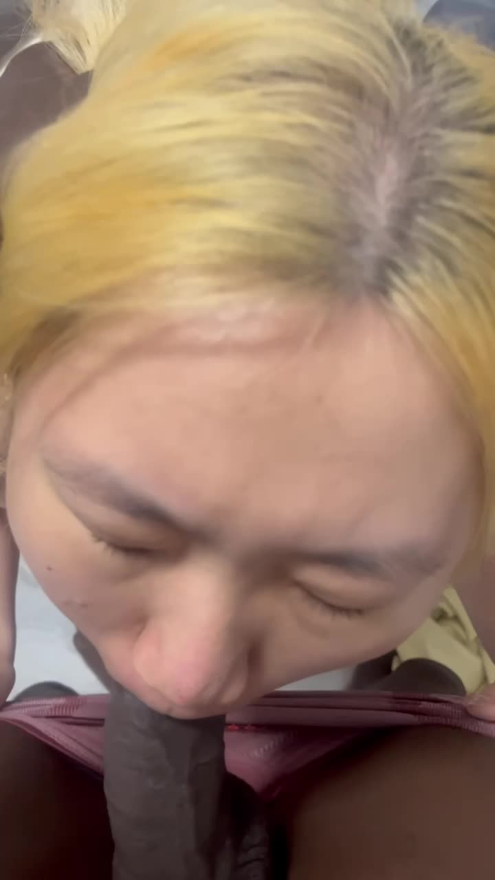 极品反差婊 黄毛妹子李莹莹炫耀自己与黑鬼啪啪啪，第一视角吞食大黑屌，被无套插入狂操