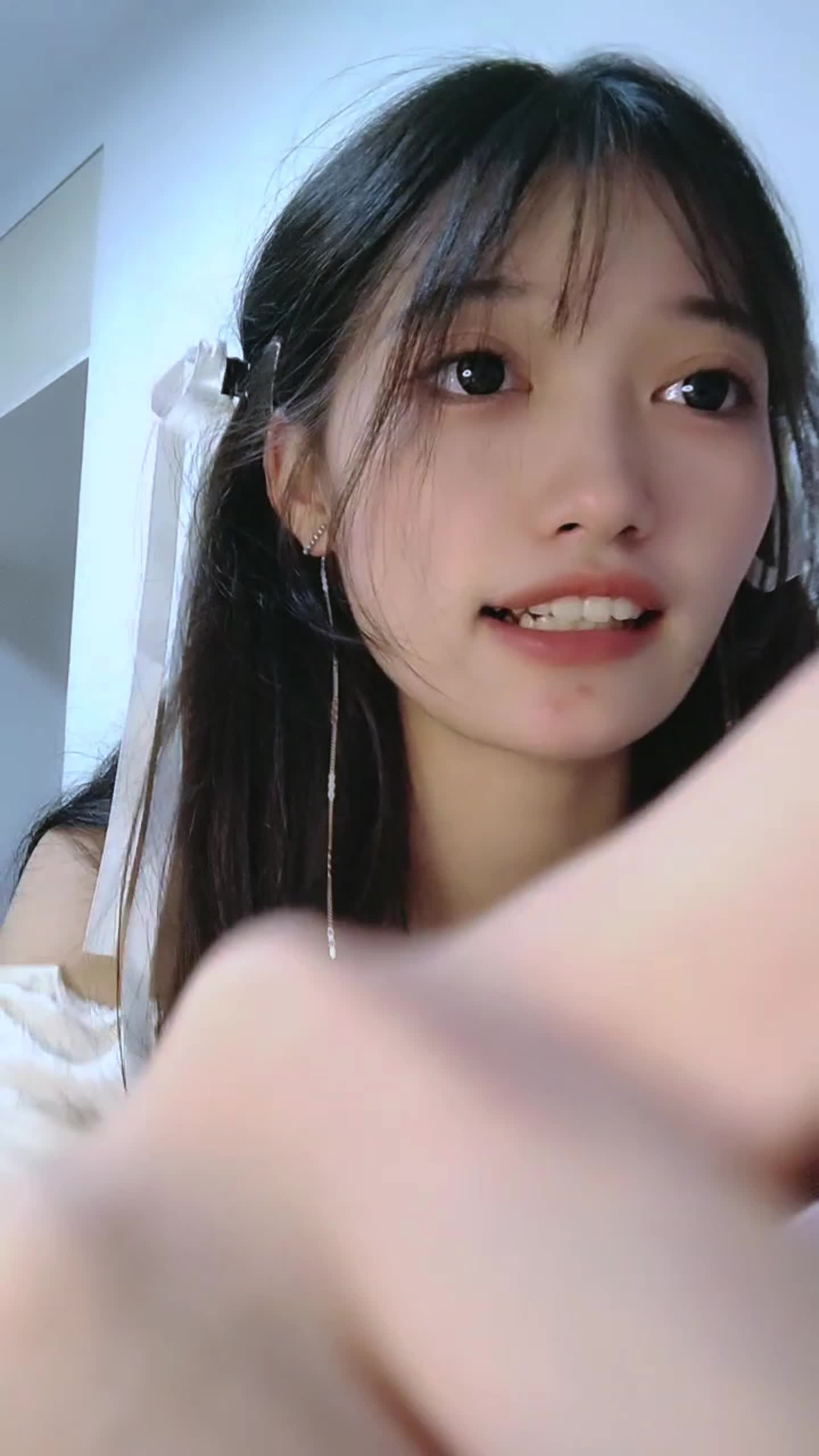 小母狗奶子都还没发育完全就出来直播了，阴毛都还没长齐，逼确实粉嫩啊，直接掰开给你看，这样的小萝莉我能干一晚上不带停的#母狗 #学生 #反差