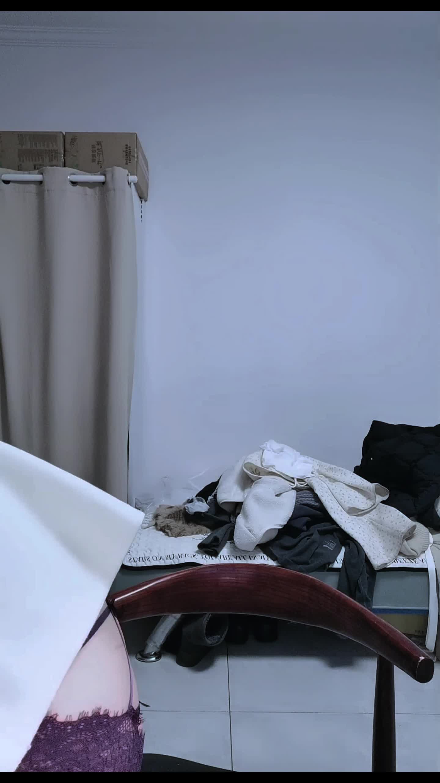 妖娆学生妹，骚逼一看就很润，自慰棒二话不说垮垮开震，果然还是眼睛妹反差，太骚了#反差 #学生 #诱惑