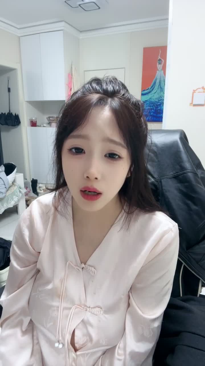 #哥哥酱丰满校花下海！超级漂亮啊～扣穴自慰！撸到肾虚~