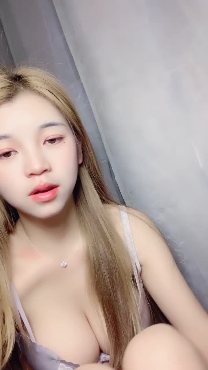 #纳纳新人~哇塞~超美大美女 雪白美乳 奶头好大哦~扣逼