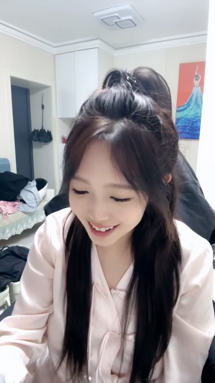 #哥哥酱丰满校花下海！超级漂亮啊 扣穴自慰！撸到肾虚