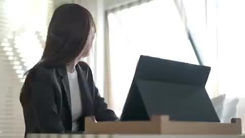 老公在一旁看我被他的猥琐上司爆操，竟可耻的硬了