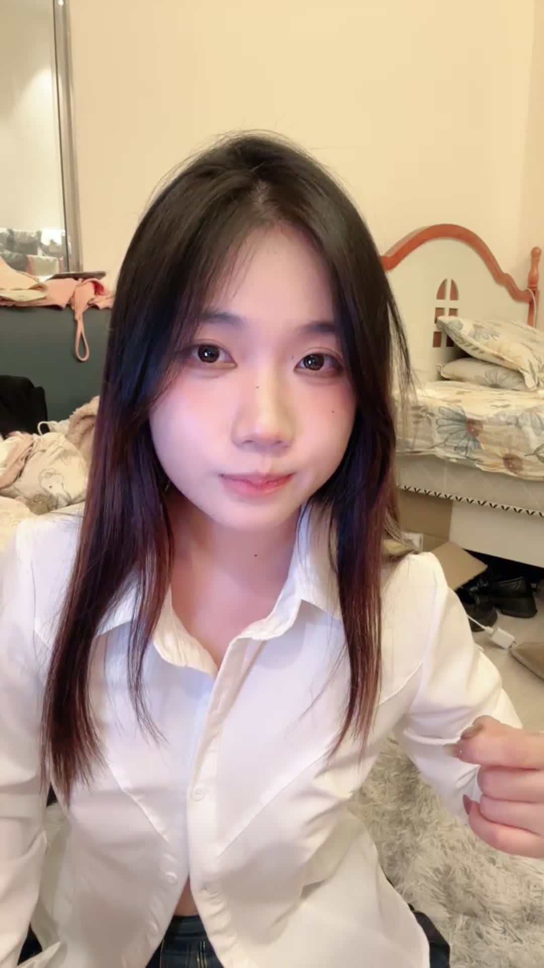 #女大猫猫在校在校女学生! 水中啪啪~狂射一身~翻白眼