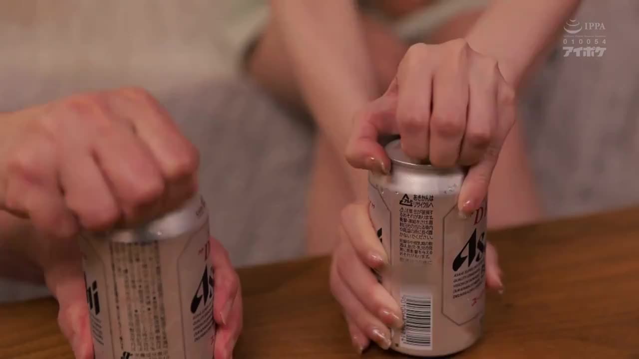 桃子约陌生老头在家做爱 被干到尿失禁全身抽搐