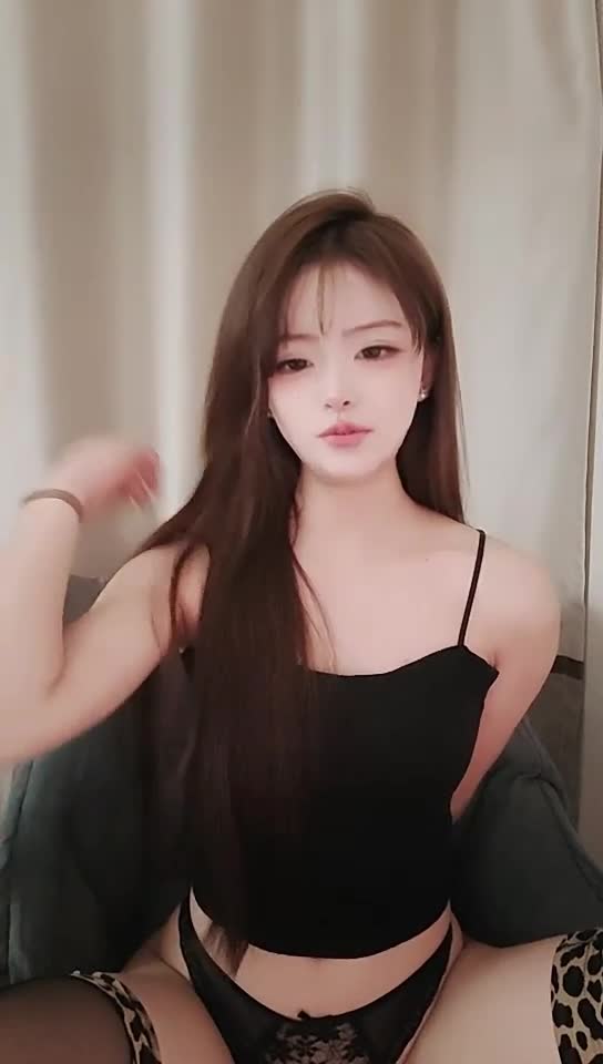 #鹿鹿最美蜜臀 美不胜收~笔直美腿 嫩穴~大屌猛插喷水