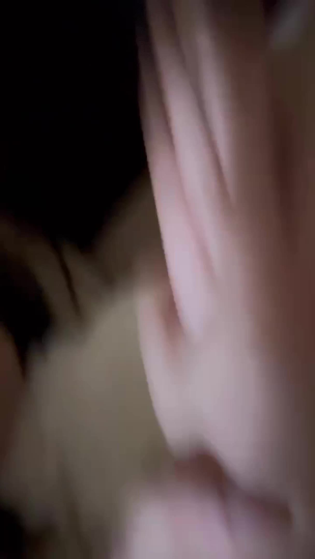 极品反差婊 高颜值婴儿肥美女，被操时害羞得捂着脸，最后还是无奈的露脸挨操