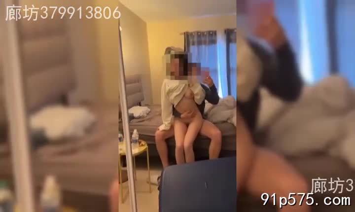 群内更新，极品身材的健身婊，被粗暴地强行内射。她紧致的肌肤上，汗珠与淫水交织，浑圆饱满的骚奶子剧烈起伏，粉红色的奶头肿胀，腥臊的体香弥漫在空气中。肥厚的肥臀高高翘起，圆润的曲线在粗暴的动作下颤抖，淫贱的骚穴早已被撑得水泄不通，淫水肆意流淌，沾湿了她紧贴大腿根部的丁字裤。她紧闭双眼，口中发出压抑的呻吟，娇喘连连，下贱的子宫在粗暴的冲击下收缩，感受着每一次深入的快感，如同一个发情的母狗，任人摆布。她那双修长白皙的骚腿无力地缠绕着施暴者的腰肢，任由他一次又一次地在她体内射出浓稠的精液，直到她彻底瘫软，成为一个精