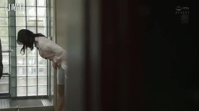 背后说领导坏话被安排出差，作为前台的妻子哪里敢反抗领导，被按在老公的办公桌上暴肏出气在公司里装上跳蛋调教