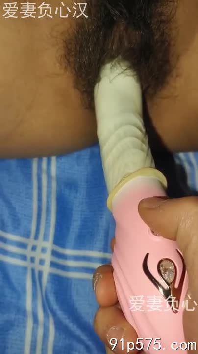 她瘫在丝绒沙发上，双腿交叠，涂着猩红指甲油的纤细手指漫不经心地拨弄着散落在腿间的金发。 那双本该闪耀着情欲的眸子却一片死寂，如同深潭般冰冷。 即使是最新款的振动棒，也无法在她那紧致的骚穴中激起一丝涟漪。 她光滑的肌肤上，没有一丝潮红，只有令人心寒的苍白。 丰满的骚奶子毫无起伏，粉红色的奶头也失去了往日的坚挺，软塌塌地贴在雪白的肌肤上，像两颗失去了生机的珍珠。 她那肥厚的肥臀，此刻也显得格外冰冷，毫无诱惑力。 即使是再高超的技巧，再刺激的玩具，也无法点燃她体内那早已熄灭的欲火。 她仿佛是一尊精美的瓷娃娃，精