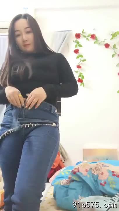 她，一个浑身散发着肉欲气息的尤物，丰腴的胴体在昏暗的灯光下泛着诱人的光泽。饱满的奶子几乎要从低胸的睡衣里溢出来，浑圆的形状，微微颤动的乳头，散发着令人无法抗拒的腥臊。肥厚的臀部在睡衣下若隐若现，勾勒出令人血脉喷张的曲线。她双腿交叠，修长白皙的腿上，隐约可见淡淡的汗珠，那是欲望的痕迹。她媚眼如丝，眼神中充满了挑逗和渴望，舔舐着自己粉嫩的嘴唇，发出细微的喘息声，仿佛在无声地邀请我进入她的淫荡世界。她张开双腿，露出那片腥臊的骚穴，淫水在黑暗中闪着诱人的光泽，她用手指轻轻拨弄着，发出令人脸红心跳的呻吟，那声音，像