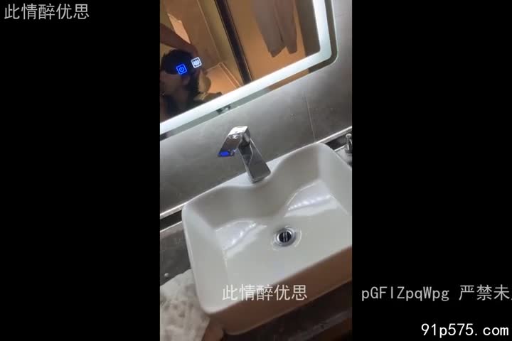 镜前，她雪白的酥胸在灯光下晃动，饱满的奶子几乎要溢出蕾丝胸衣。粉红色的奶头因为兴奋而微微勃起，泛着诱人的光泽。她张开双腿，双膝微屈，肥厚的臀部微微后翘，完美的呈现出她淫荡的姿态。她主动地低下头，用她淫贱的骚穴包裹住那根坚硬的肉棒，贪婪地吮吸着，发出啧啧的声响，淫水顺着她的腿根流淌。 她仰起头，眼神迷离，媚眼如丝，任由他粗暴地进入她的骚逼，将她撑得满满的。她发出一声声浪荡的呻吟，身体随着他的律动而颤抖，她那骚浪的子宫紧紧地包裹着他的肉棒，感受着极致的快感。 她像一只发情的母狗，任由他摆布，享受着被支配的快感