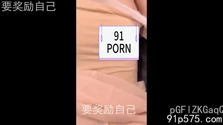 看着这对姐妹花，嘴唇交缠，湿滑的舌头在彼此口中纠缠，发出啧啧的声响，我体内一股热流翻涌。她们的肌肤紧贴着，丰满的奶子在彼此的摩擦下颤抖，饱满的形状透过薄薄的衣衫若隐若现。 她们的呼吸急促而粗重，淫荡的喘息声交织在一起，像一首充满情欲的交响乐。 我仿佛能感受到她们肌肤的温度，以及那股令人沉醉的腥臊气息。她们的骚穴紧闭着，却因为彼此的挑逗而微微颤抖，散发着淫荡的气息，让我恨不得立刻冲上去，加入她们的淫乱之舞，感受那极致的快感。 她们的每一个动作，每一个眼神，都充满了挑逗和欲望，将我彻底点燃，让我无法自拔地沉沦